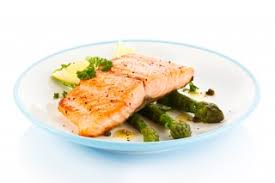 Salmón asado con espárragos trigeros