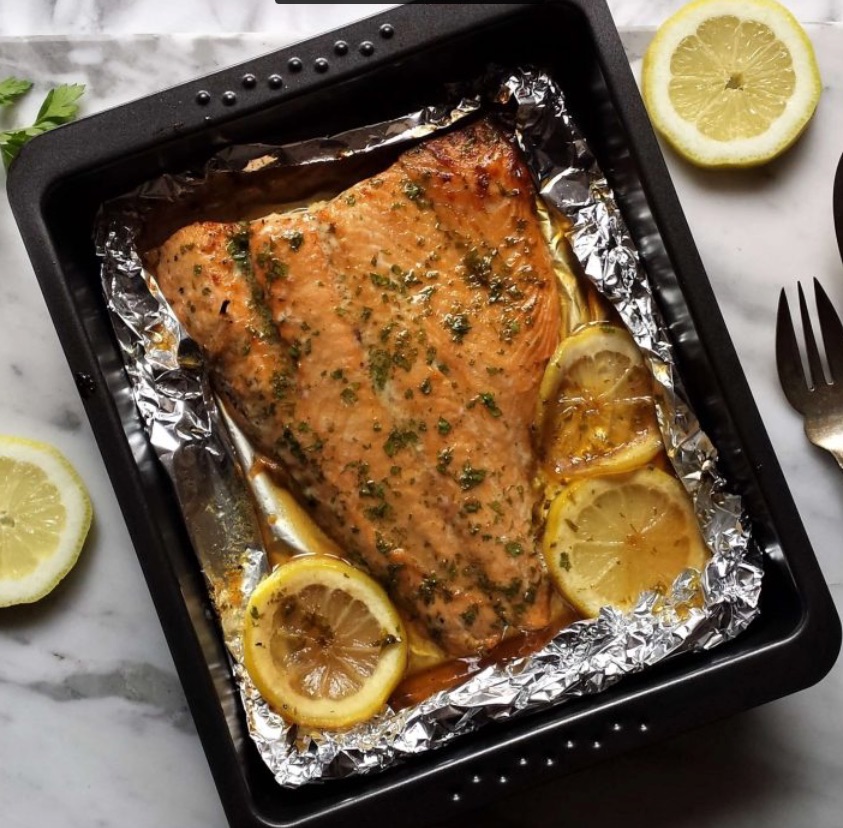 Salmón al horno con mantequilla y limón