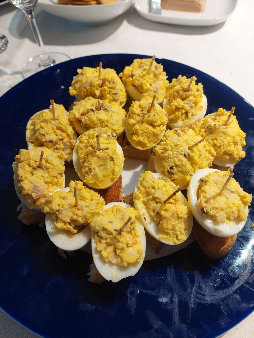 Huevos rellenos con pulpo