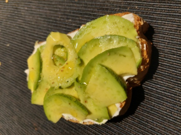 Tostada de Queso filadelfia y aguakate