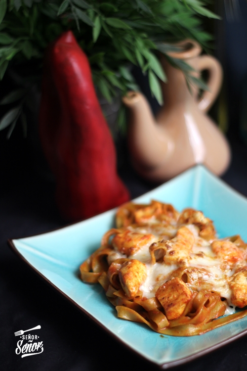 Pasta con salsa de pimientos asados y dados de pollo a las finas hierbas