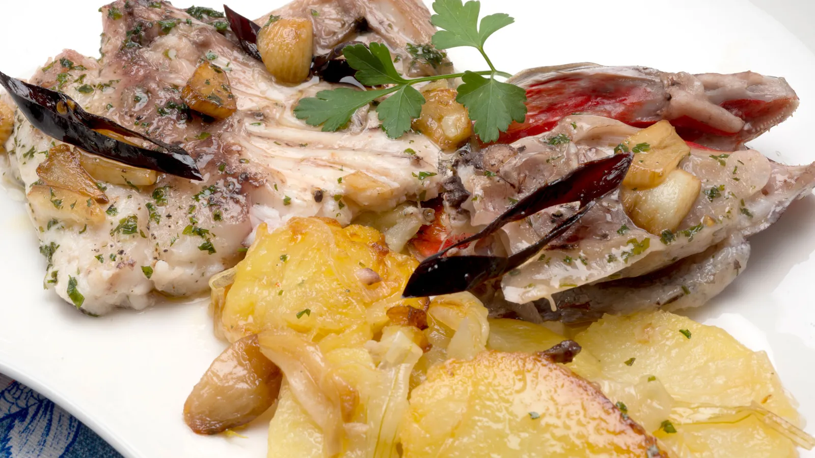 Besugo al horno con patatas panadera