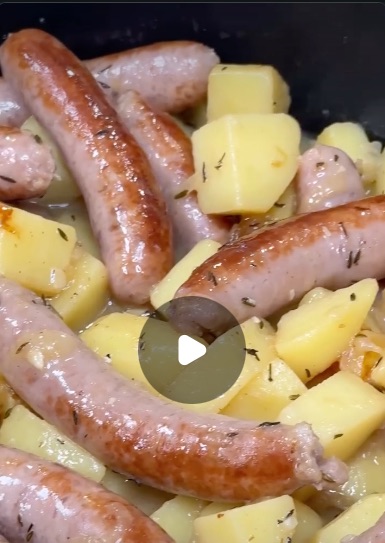 Salchichas con patatas al vino blanco